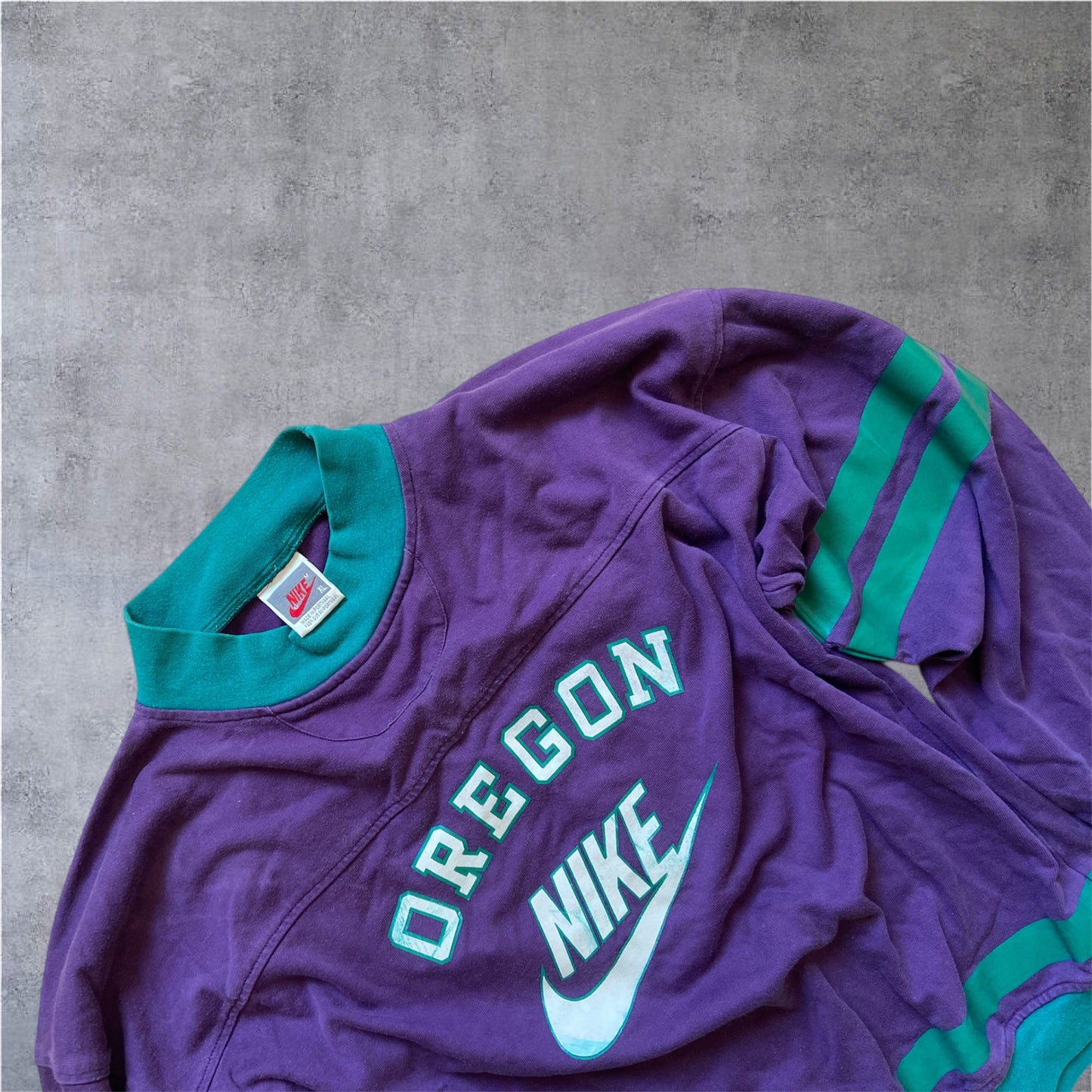 VINTAGE Nike 90s Grey Tag Crewneck – Purple/Teal – Backprint (75) – Gr. XL (fittet wie M)