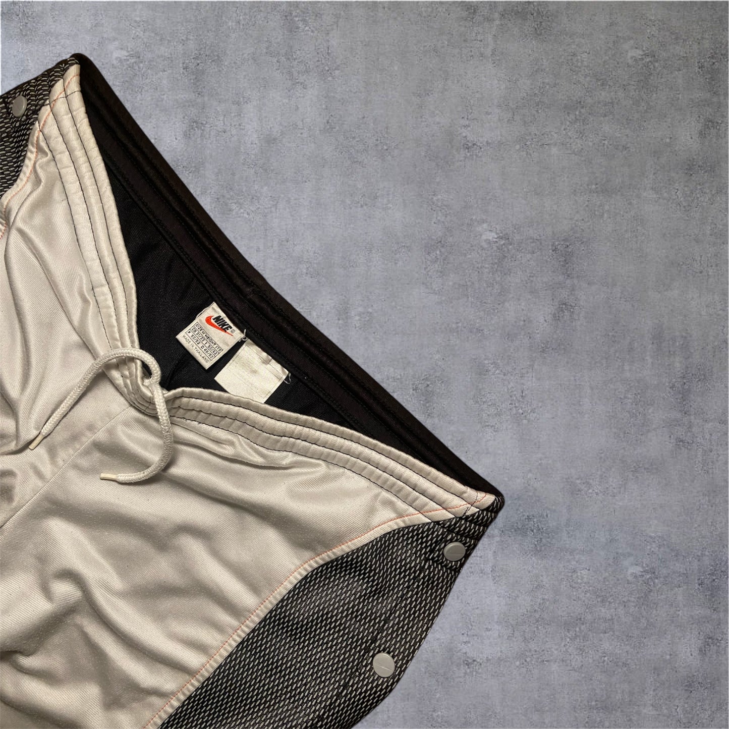 VINTAGE Nike 90s Tear-Away Shorts – White Tag – Grau/Schwarz – Gr. L