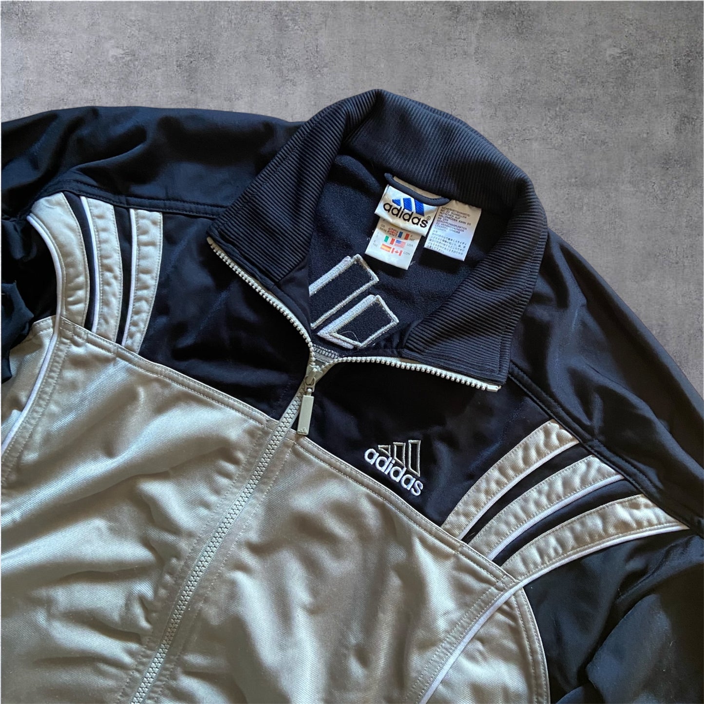 VINTAGE Adidas 90s Equipment Trackjacket – Big Backprint – Silber/Schwarz – Gr. M (fällt aus wie S)