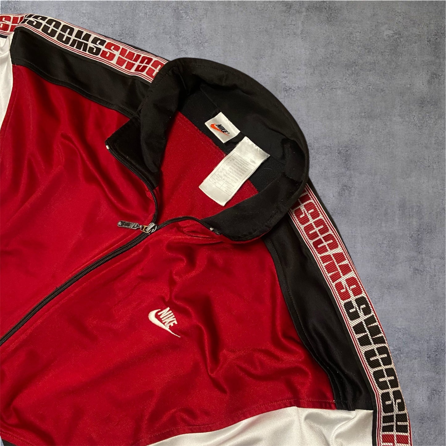 VINTAGE Nike 90s Swoosh Sleeve Crewneck – Red / White / Black – Boxy Fit – Gr. M