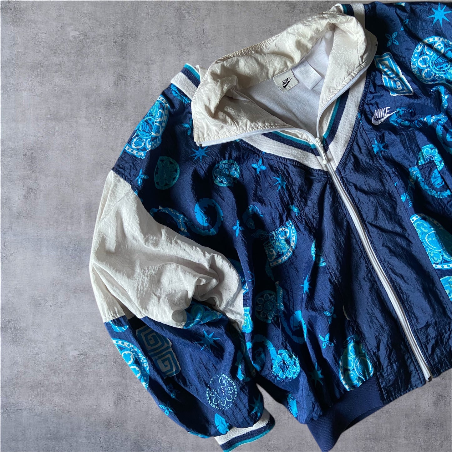 VINTAGE Nike 90s Vintage Jacket – Abstract Allover Print – White Tag – Gr. M