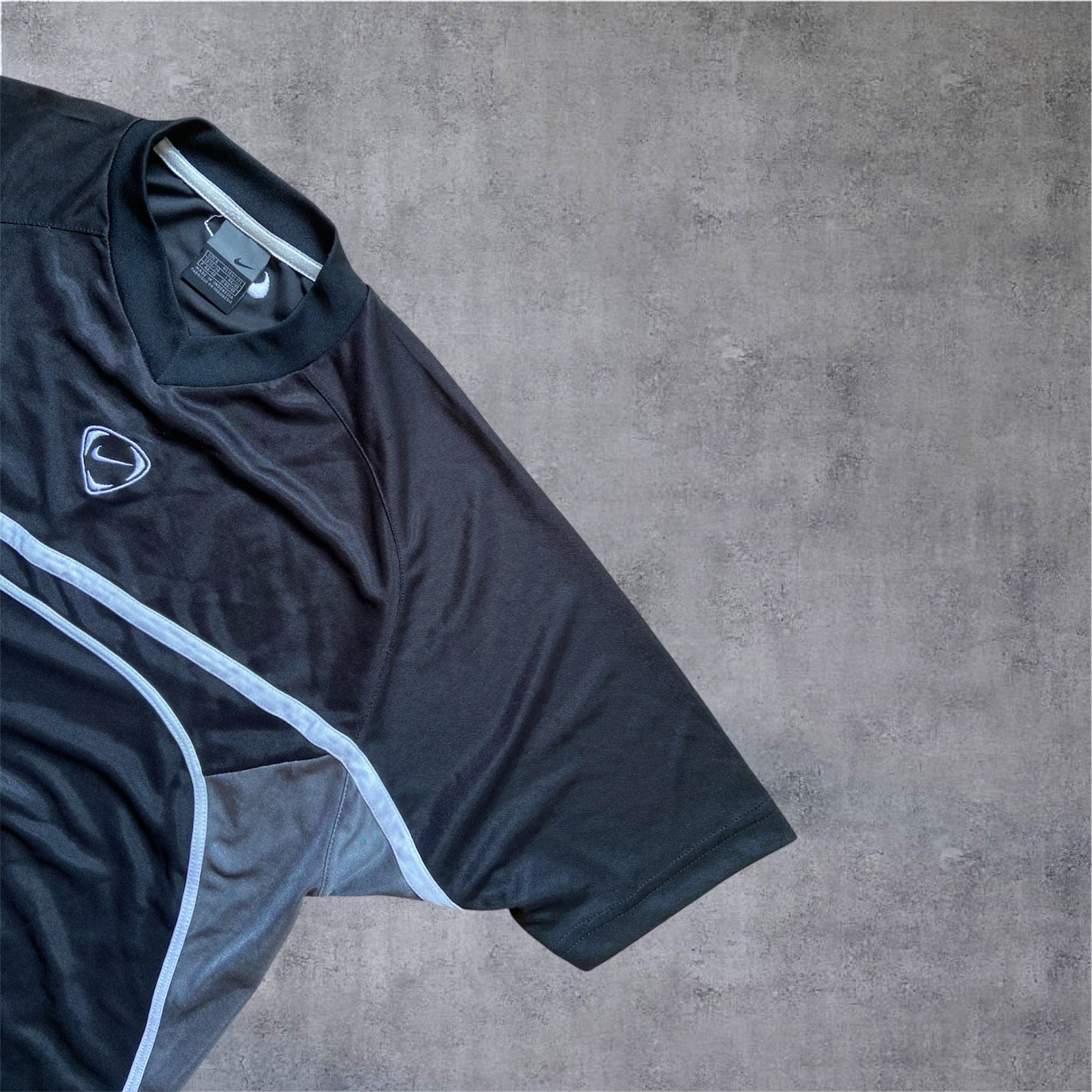 VINTAGE Nike 2000s Shield Swoosh Shirt – Y2K Techwear Style – Schwarz/Grau – Gr. M