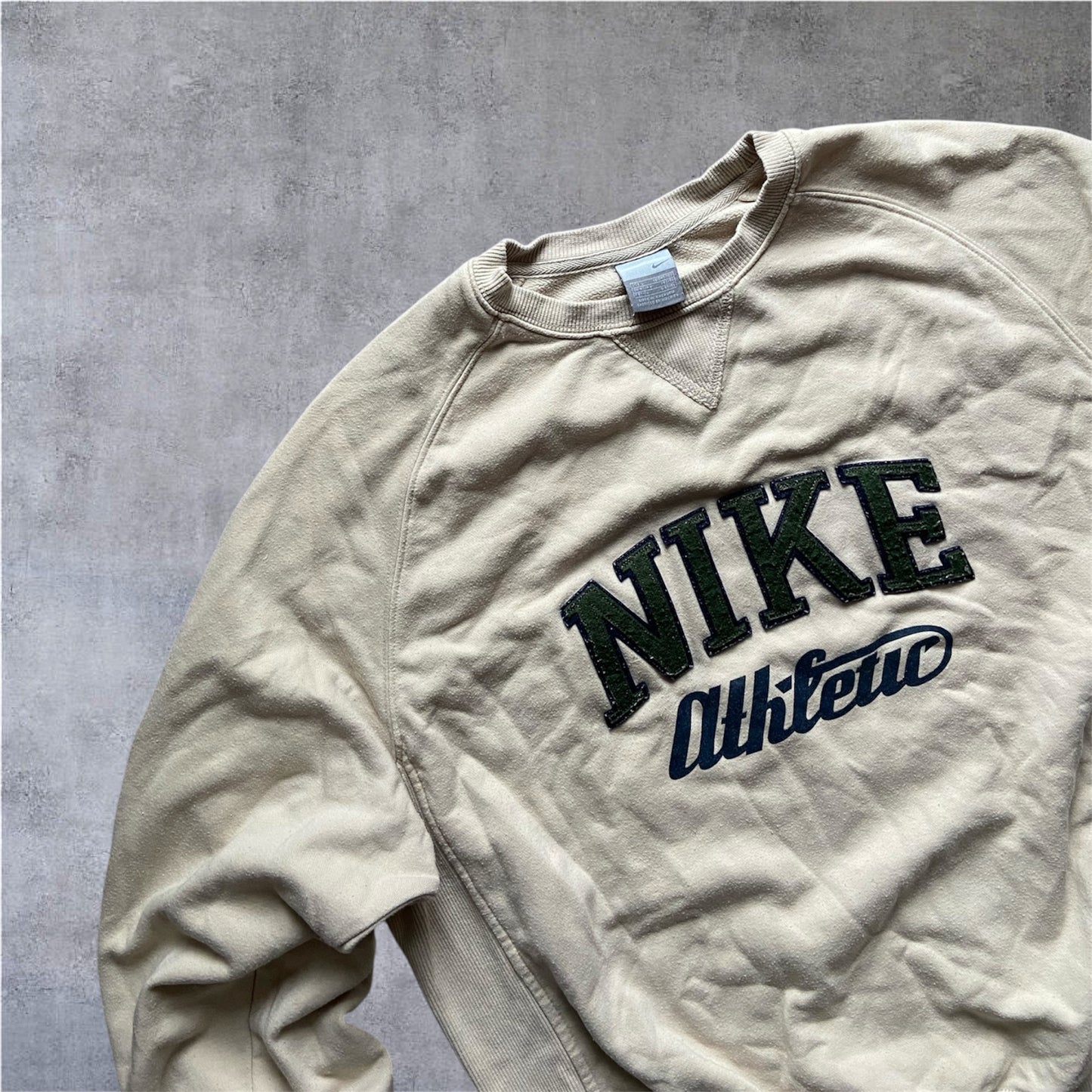 VINTAGE Nike 2000s Athletic Crewneck – Creme / Dunkelgrün – Chenille Logo – Gr. L