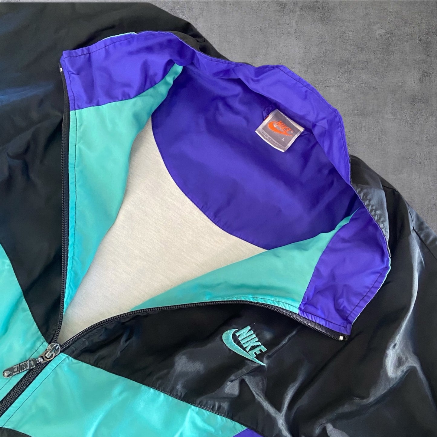 VINTAGE Nike 90s Weste – Orange Grey Tag – Schwarz/Lila/Türkis – Gr. L