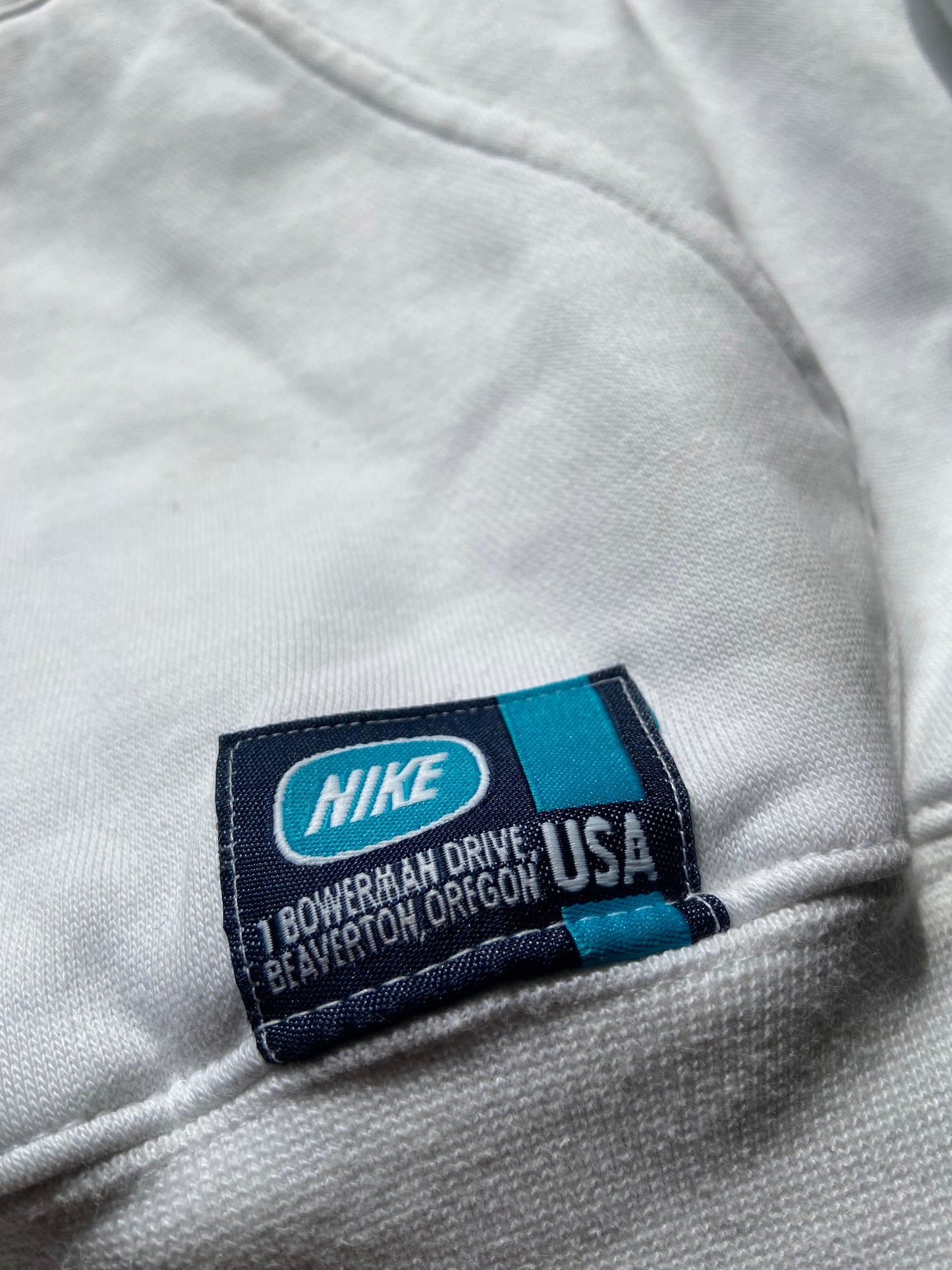 VINTAGE Nike 2000s Silver Tag Hoodie – Off-White/Navy – Damen Gr. M (Cropped Fit)