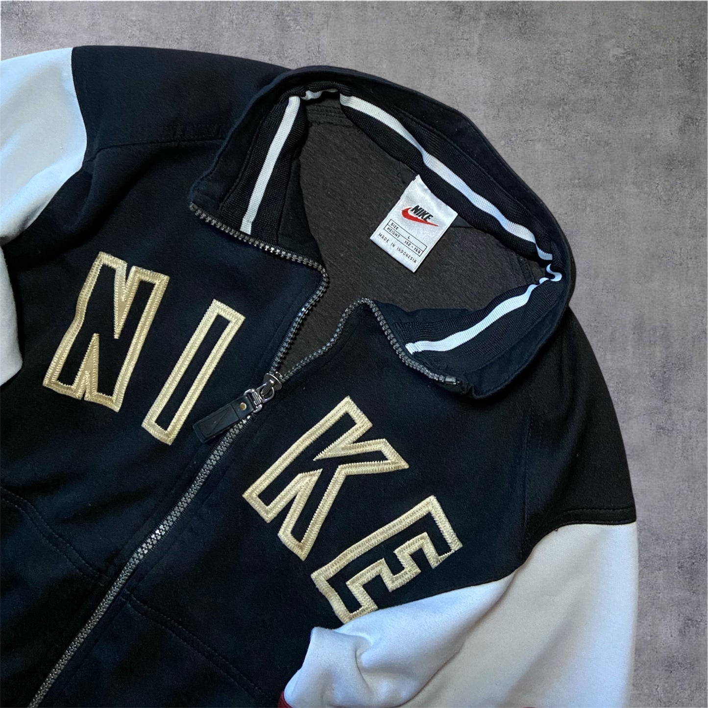 VINTAGE Nike 90s Trackjacket – Big Logo Embroidery – White Tag – Kids L