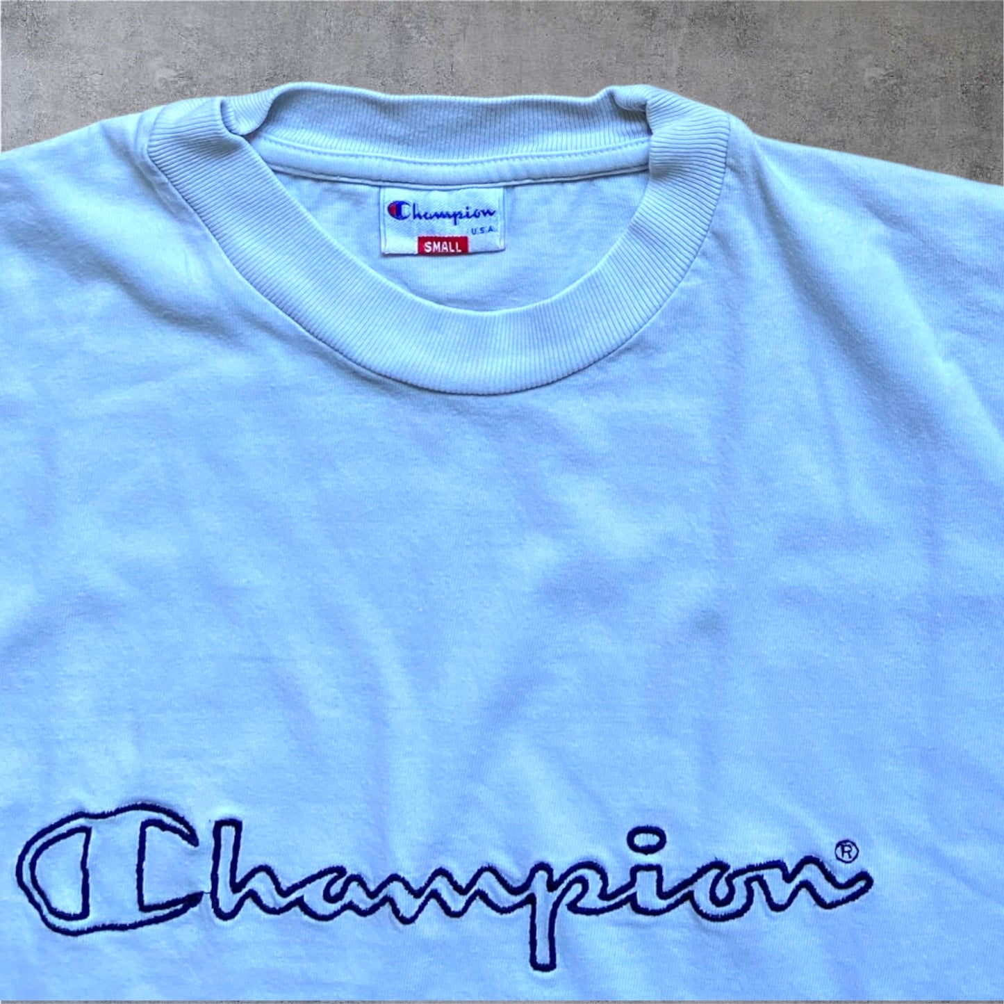 VINTAGE 90s Champion Center Logo Shirt – Großer Stick – Weiß – Gr. S