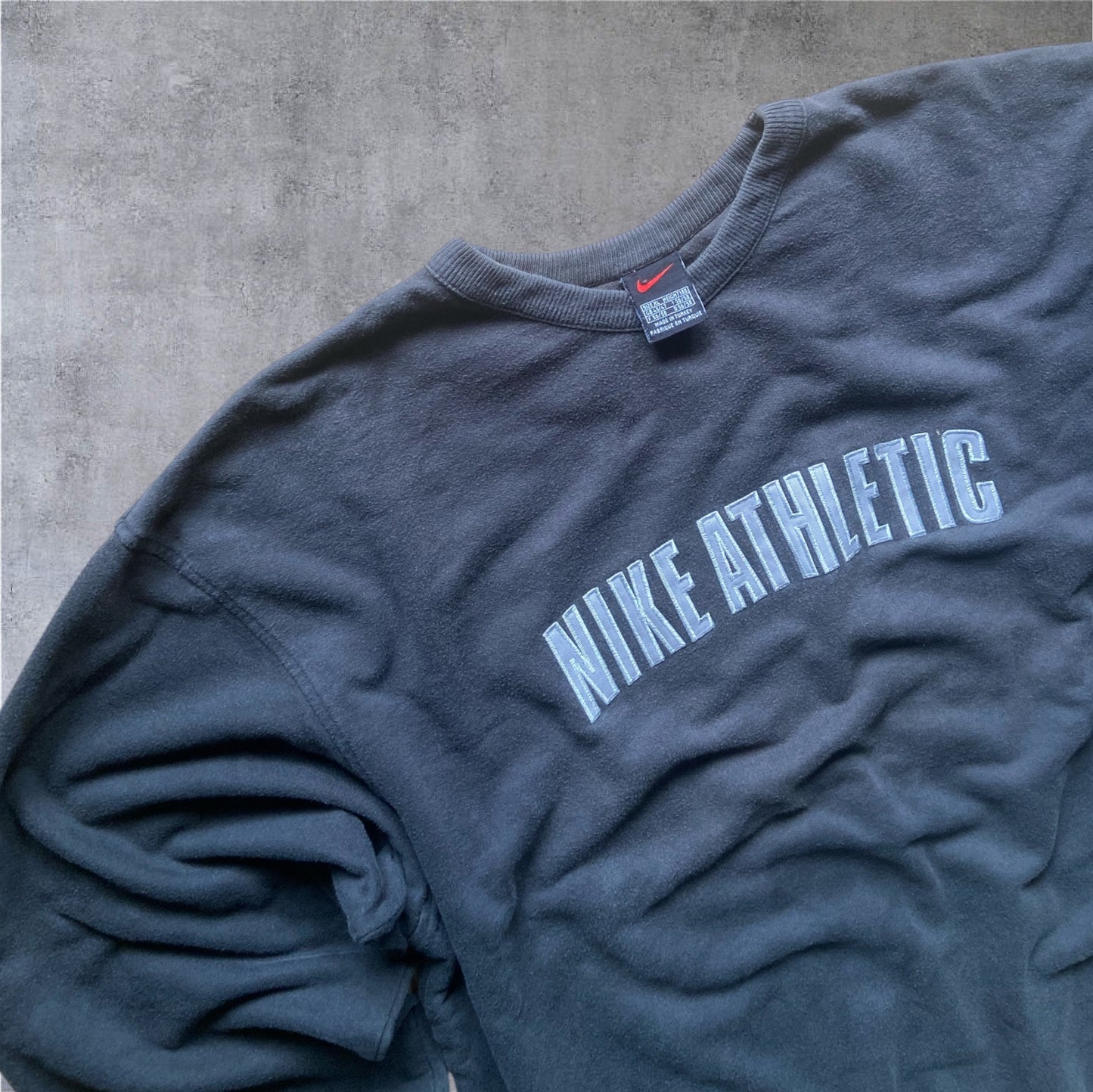 VINTAGE Nike 2000s Athletic Crewneck – Black Tag – Dunkelbraun – Gr. XL