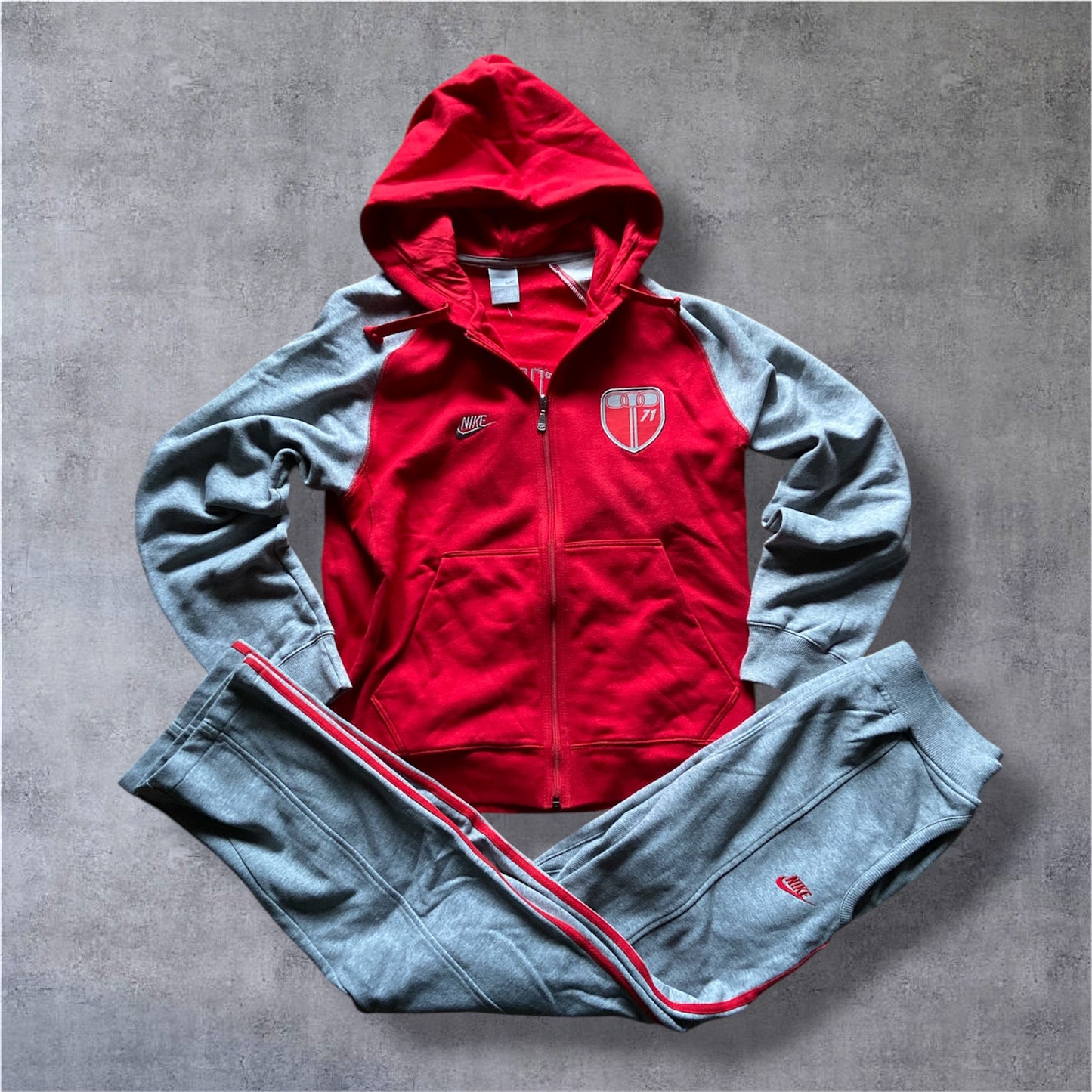 VINTAGE Nike 2000s Athletic 71 Tracksuit – Silver Tag – Grau/Rot – Gr. M