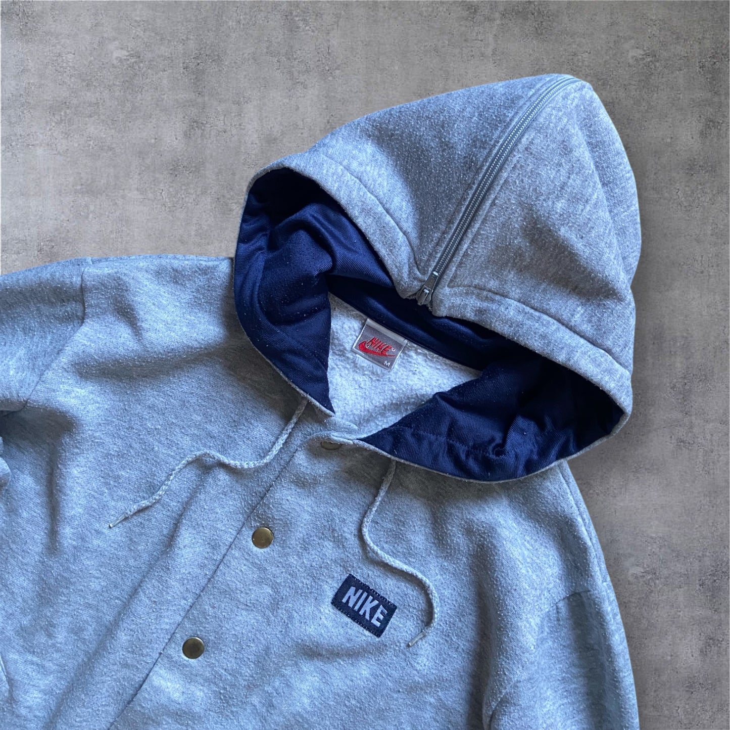 VINTAGE Nike 90s Varsity Sweat-Jacke – Grau/Navy – Zip-Kapuze – Gr. M (fittet wie S)
