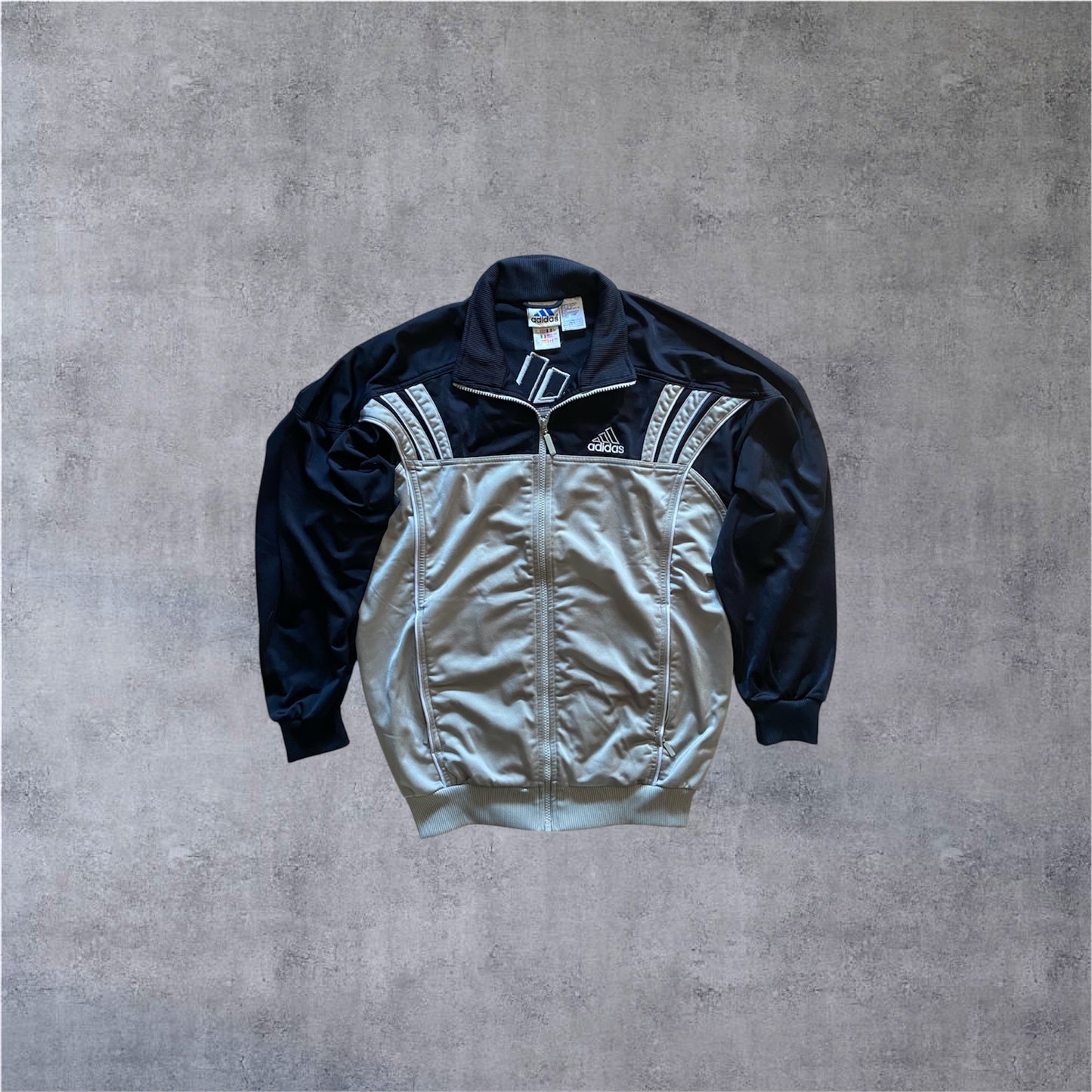 VINTAGE Adidas 90s Equipment Trackjacket – Big Backprint – Silber/Schwarz – Gr. M (fällt aus wie S)