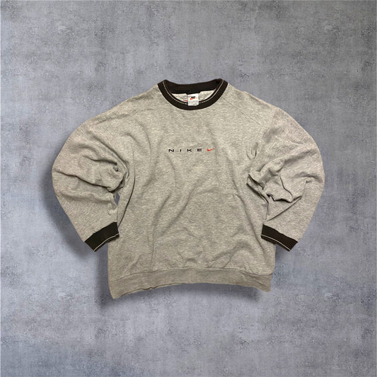 VINTAGE Nike Crewneck – Mini Spellout & Mini Swoosh – Grau – Gr. M