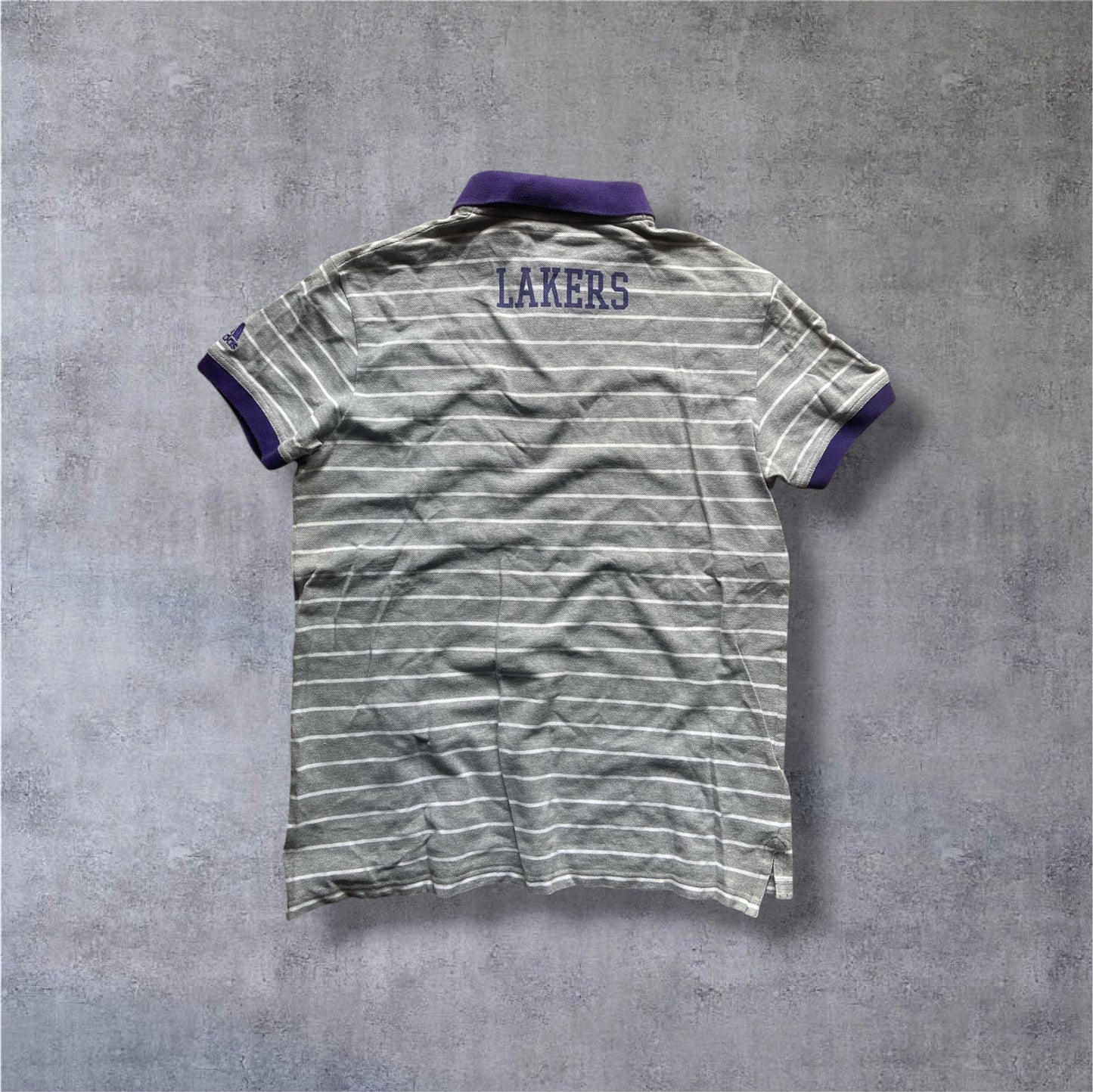 VINTAGE Adidas x NBA Lakers Polo Shirt – Grau/Lila/Gestreift – Gr. L