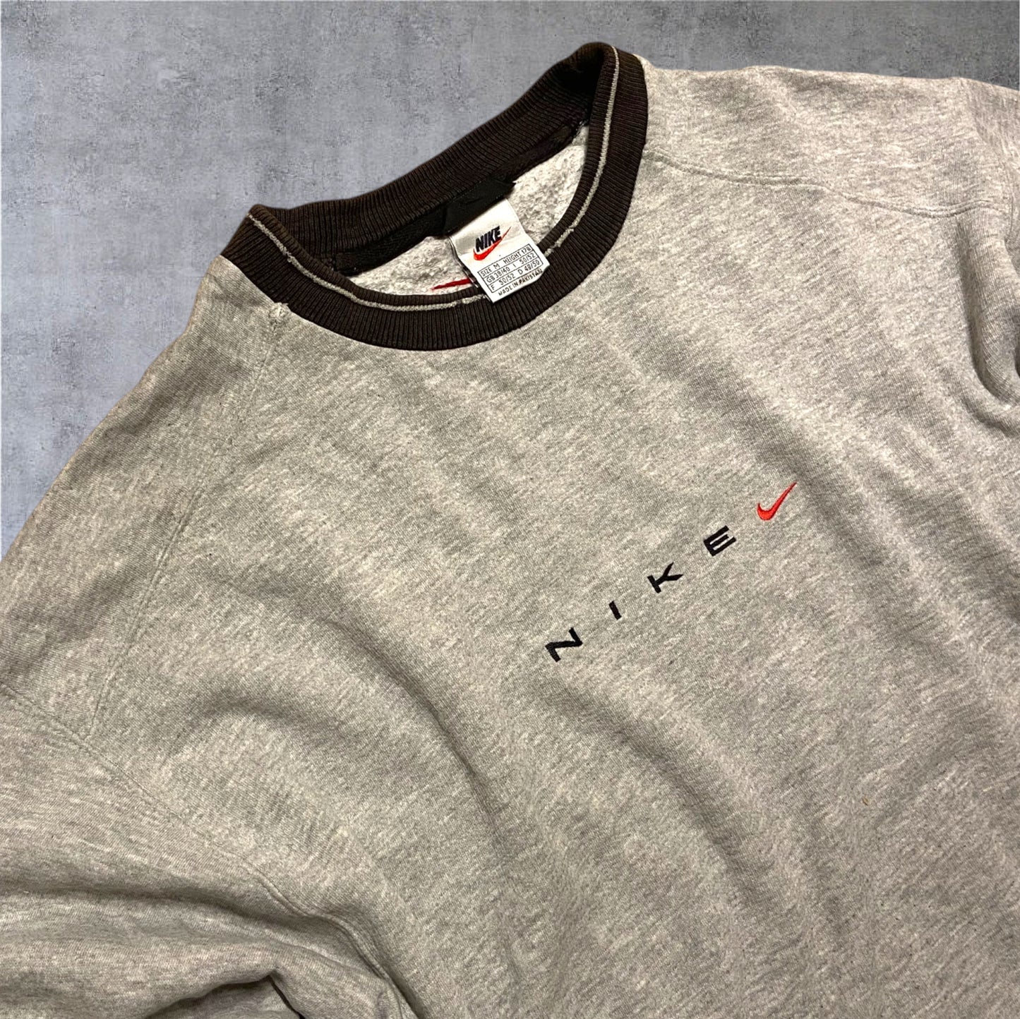 VINTAGE Nike Crewneck – Mini Spellout & Mini Swoosh – Grau – Gr. M