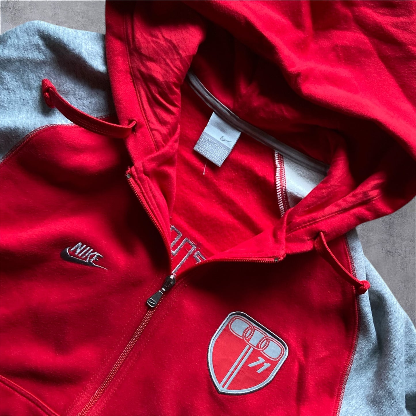 VINTAGE Nike 2000s Athletic 71 Tracksuit – Silver Tag – Grau/Rot – Gr. M