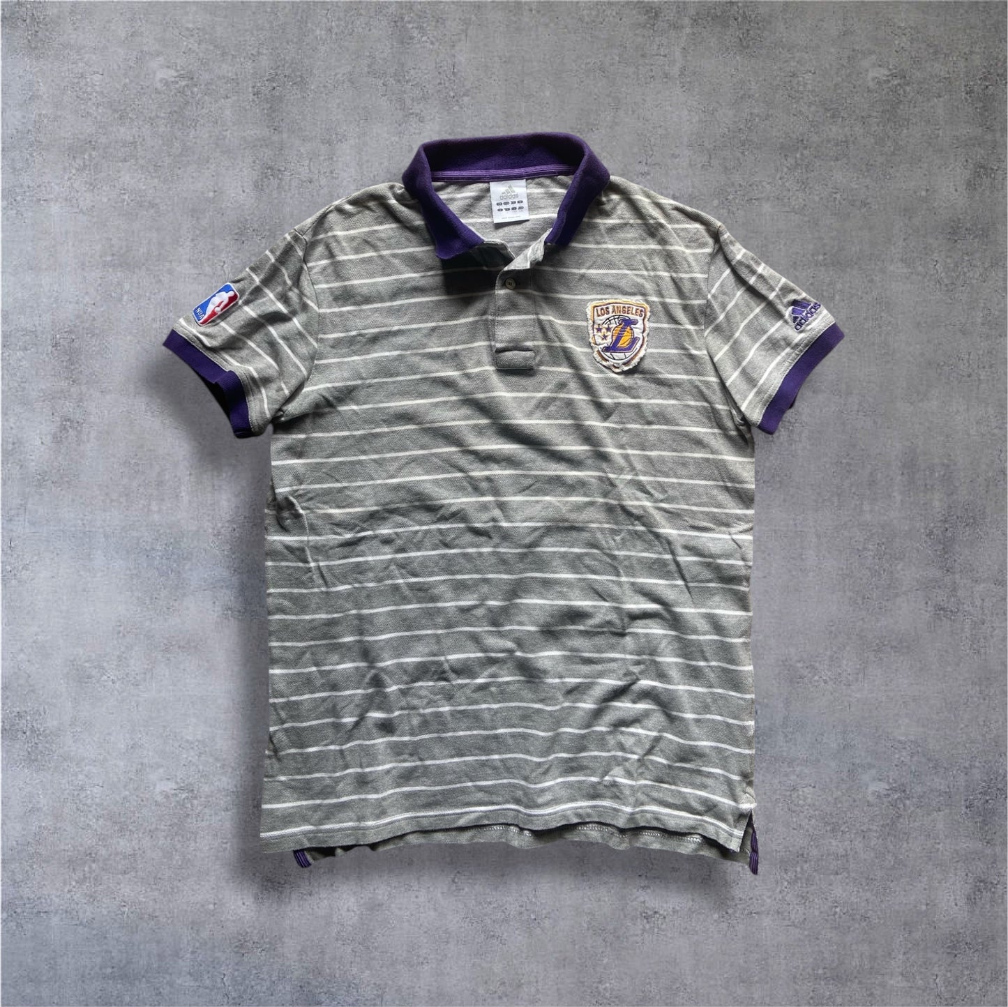 VINTAGE Adidas x NBA Lakers Polo Shirt – Grau/Lila/Gestreift – Gr. L