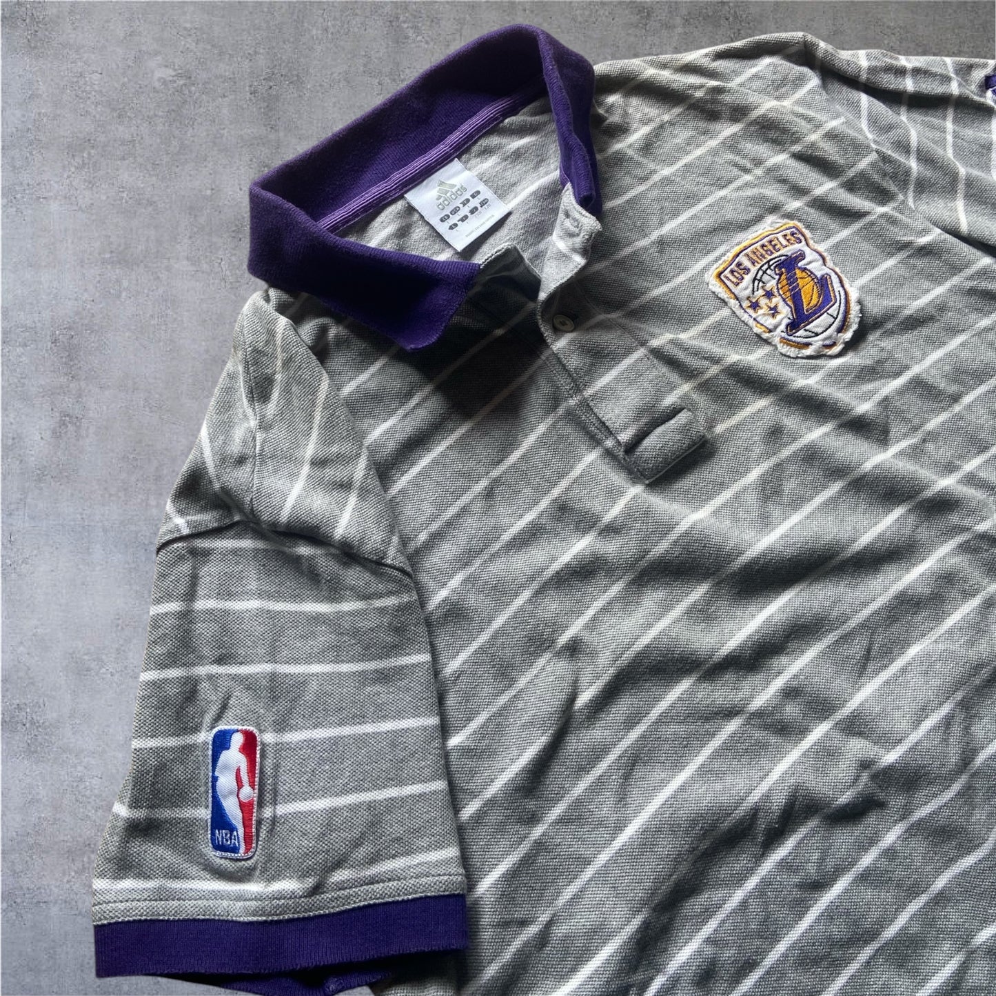VINTAGE Adidas x NBA Lakers Polo Shirt – Grau/Lila/Gestreift – Gr. L
