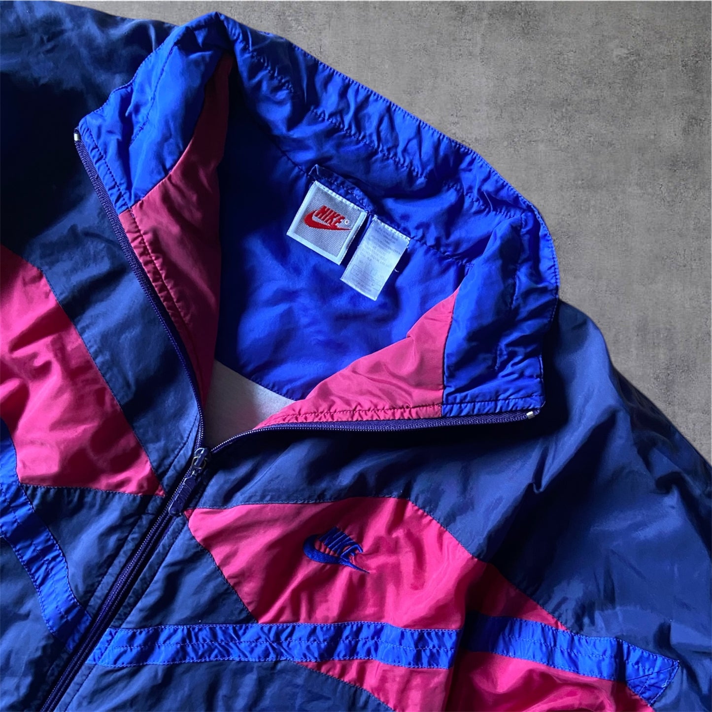 VINTAGE Nike 90s Windrunner Jacket – Pink & Navy Archive – Grey Tag – Gr. M
