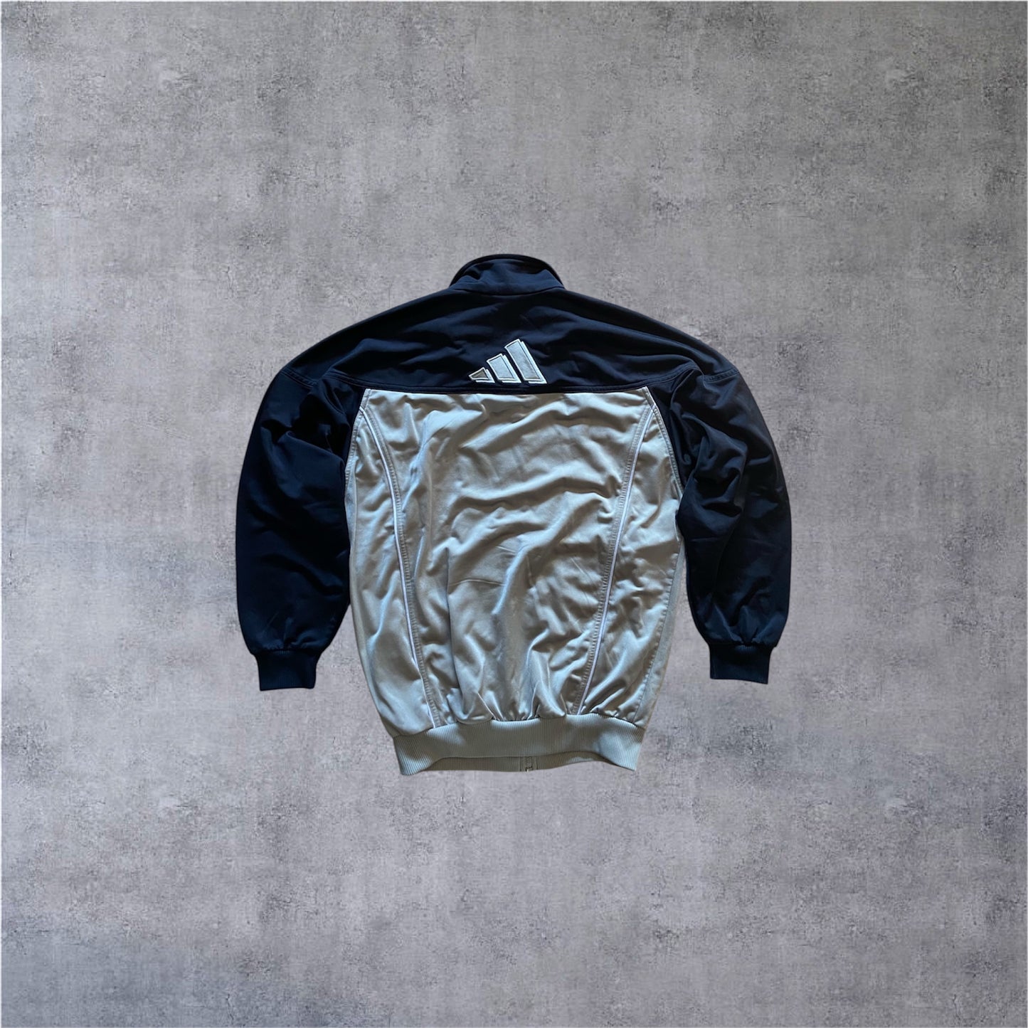 VINTAGE Adidas 90s Equipment Trackjacket – Big Backprint – Silber/Schwarz – Gr. M (fällt aus wie S)
