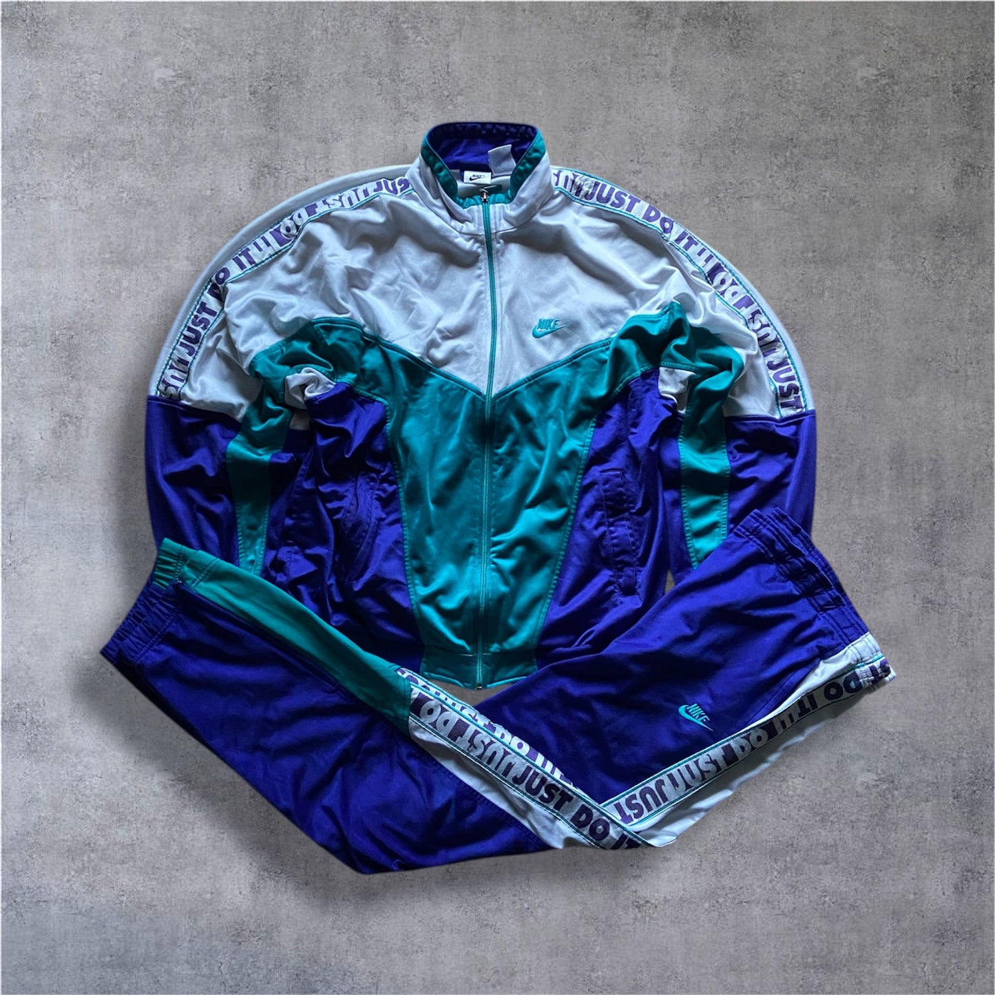 VINTAGE Nike 90s "Just Do It" Tracksuit – White Tag – Full Set (Jacket & Pants) – Gr. L