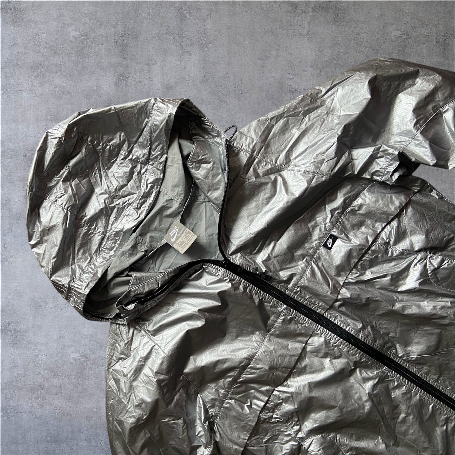 VINTAGE Nike 2000s Silver Tag Metallic Silver Windbreaker – Gr. M