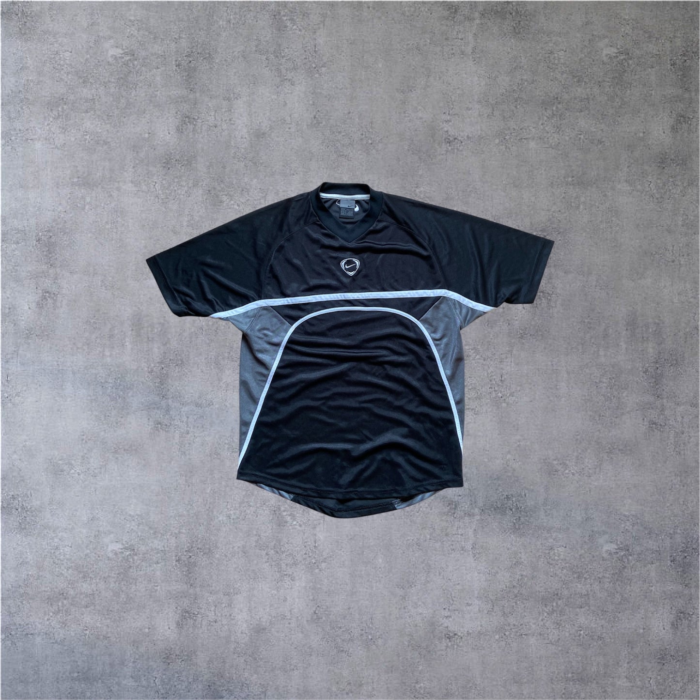 VINTAGE Nike 2000s Shield Swoosh Shirt – Y2K Techwear Style – Schwarz/Grau – Gr. M