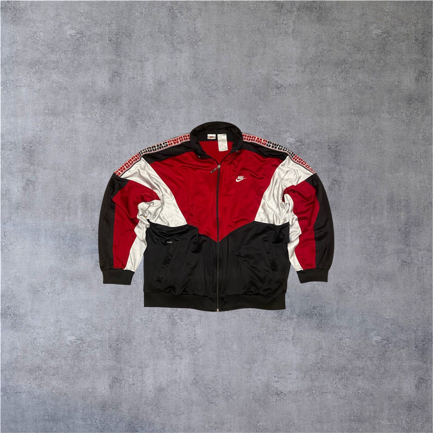 VINTAGE Nike 90s Swoosh Sleeve Crewneck – Red / White / Black – Boxy Fit – Gr. M