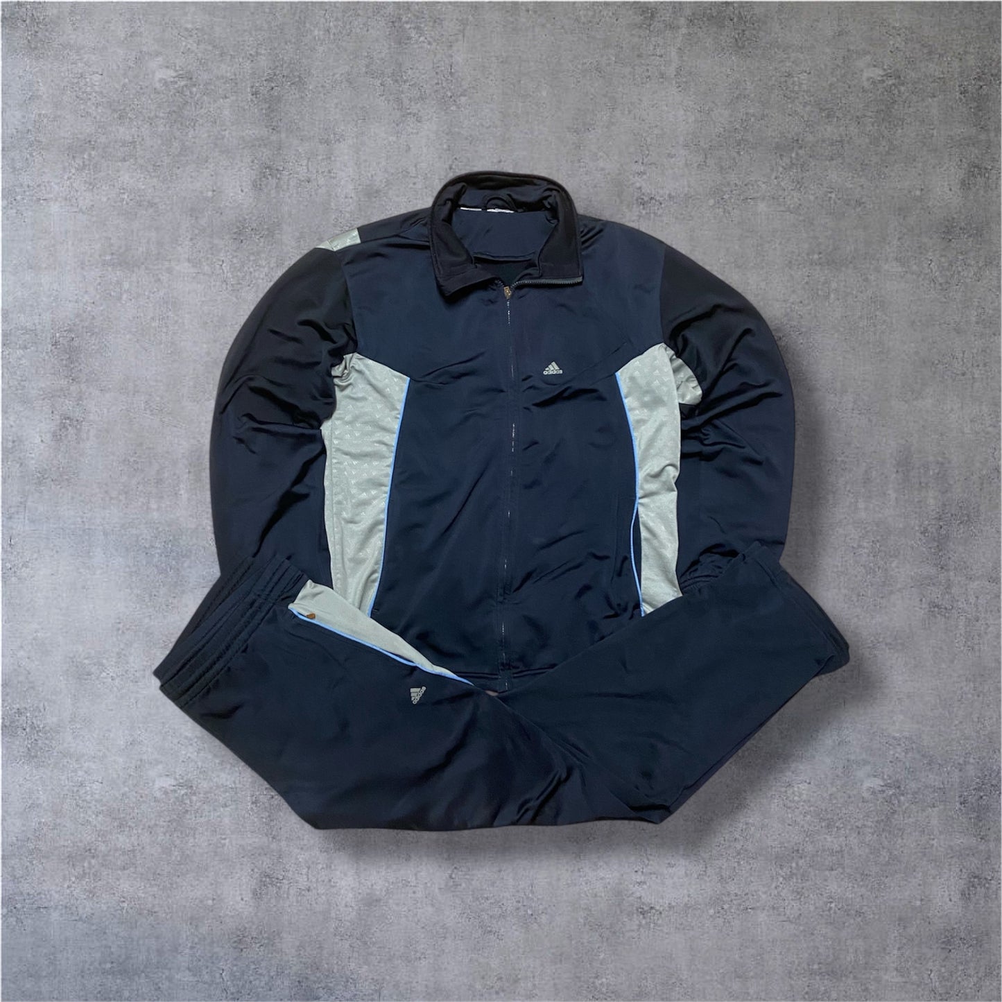 VINTAGE Adidas 2000s Tracksuit – Monogram Details – Navy/Grau/Hellblau – Gr. XL