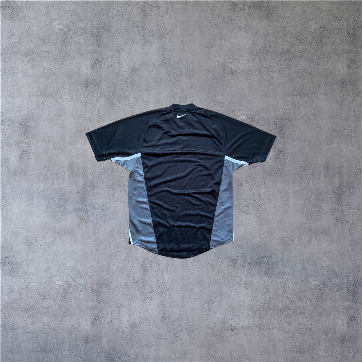 VINTAGE Nike 2000s Shield Swoosh Shirt – Y2K Techwear Style – Schwarz/Grau – Gr. M