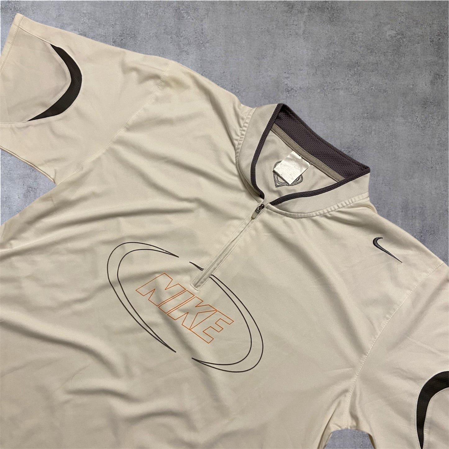 VINTAGE Nike 2000s 1/4 Zip Sports Shirt – Y2K Spellout – Off-White/Orange – Gr. M