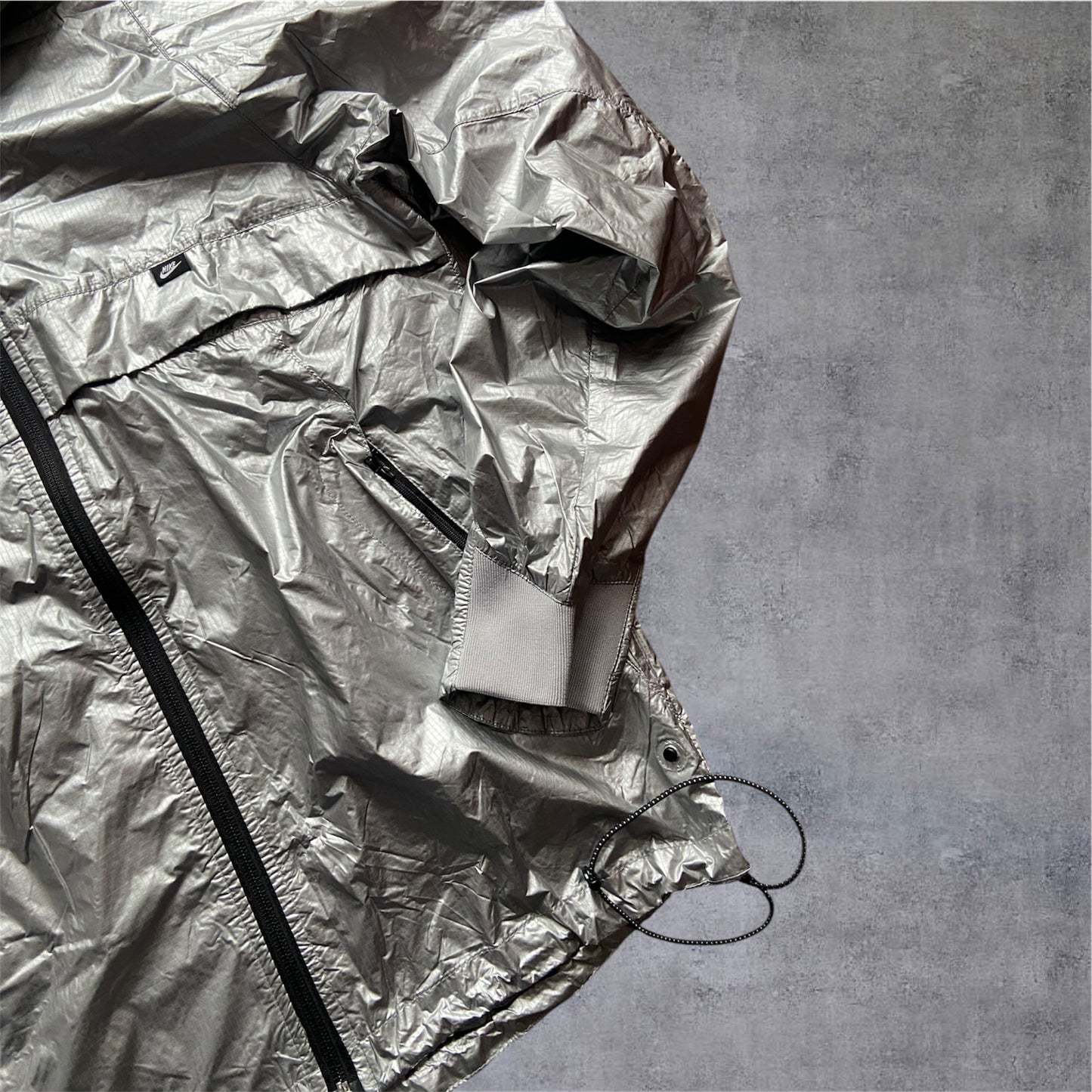 VINTAGE Nike 2000s Silver Tag Metallic Silver Windbreaker – Gr. M