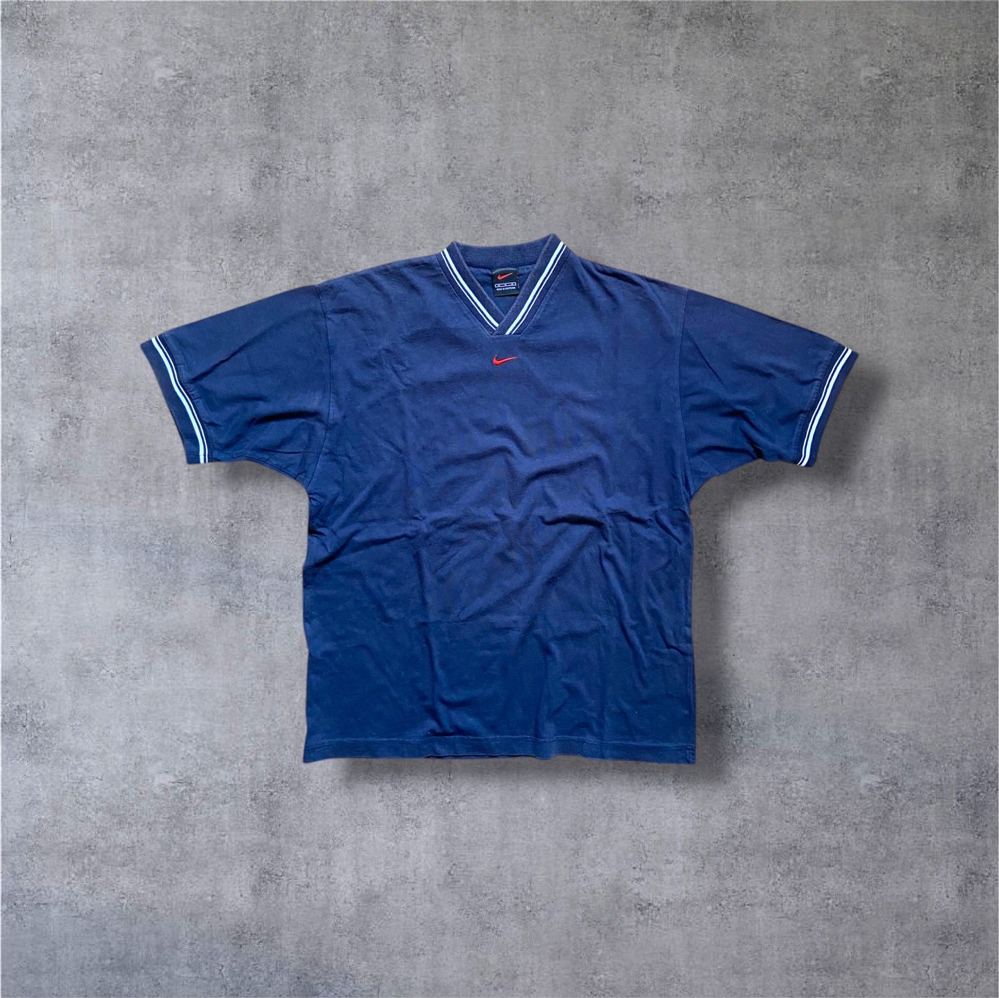 VINTAGE 90s Nike Center Swoosh Tee – Black Tag – Navy/Red – Gr. M
