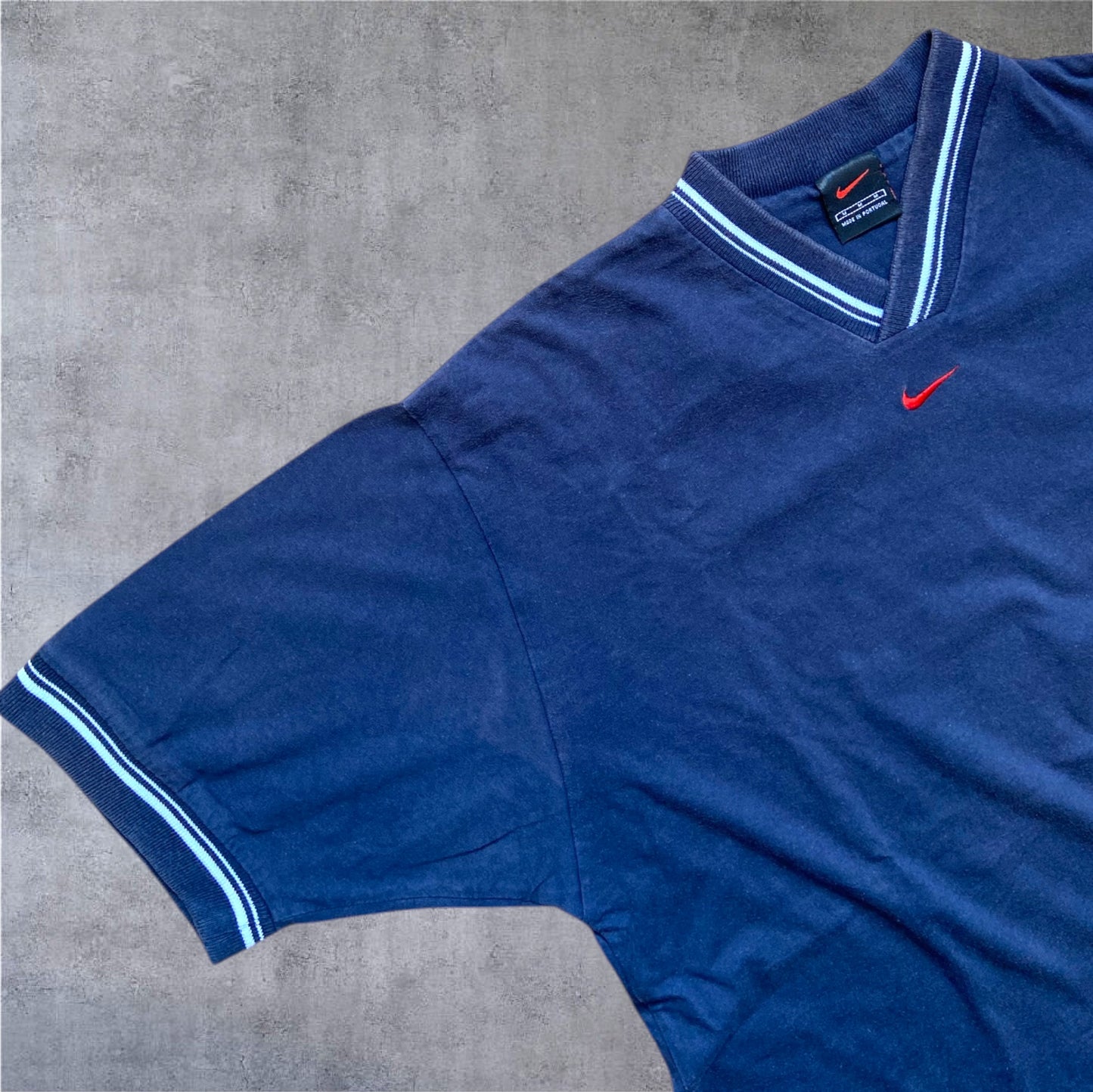 VINTAGE 90s Nike Center Swoosh Tee – Black Tag – Navy/Red – Gr. M