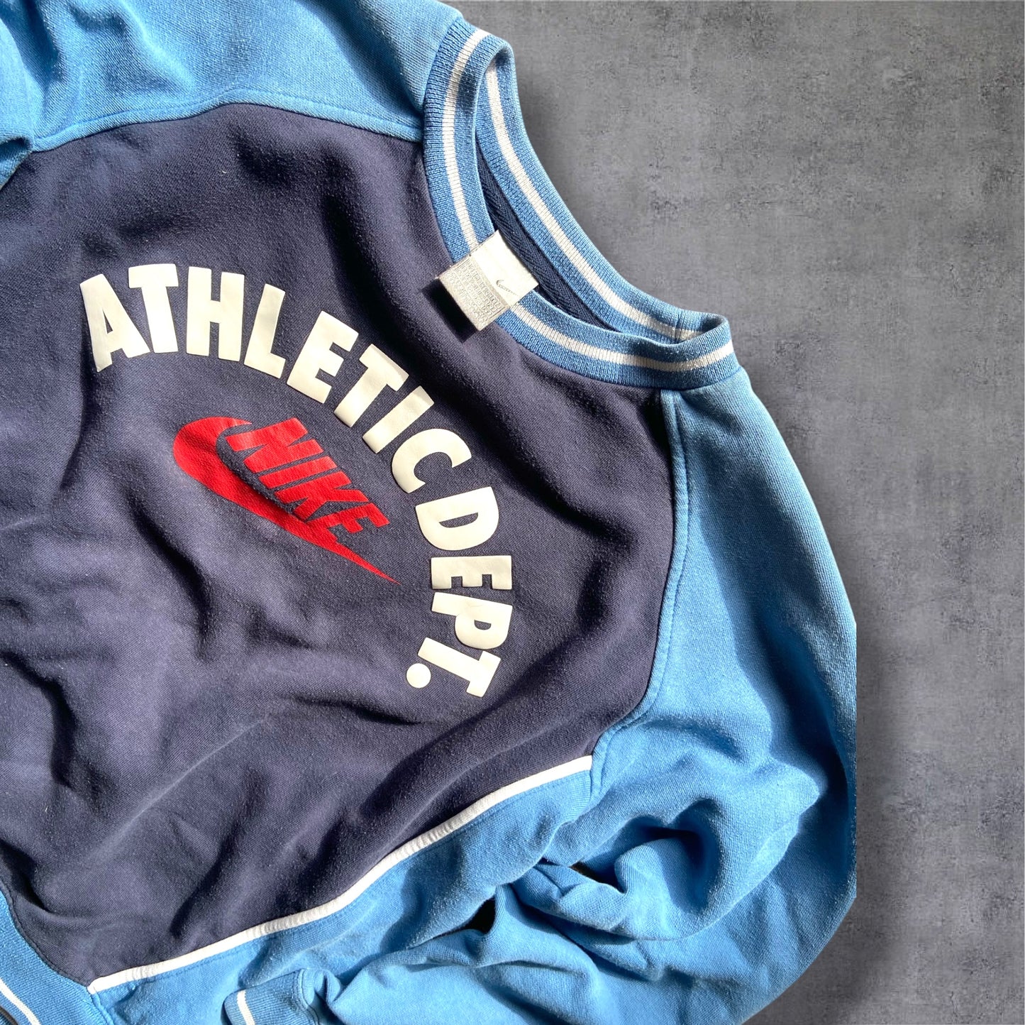 VINTAGE Nike 2000s Athletic Crewneck – Baby Blue / Grey – Damen Gr. M (Cropped Fit)