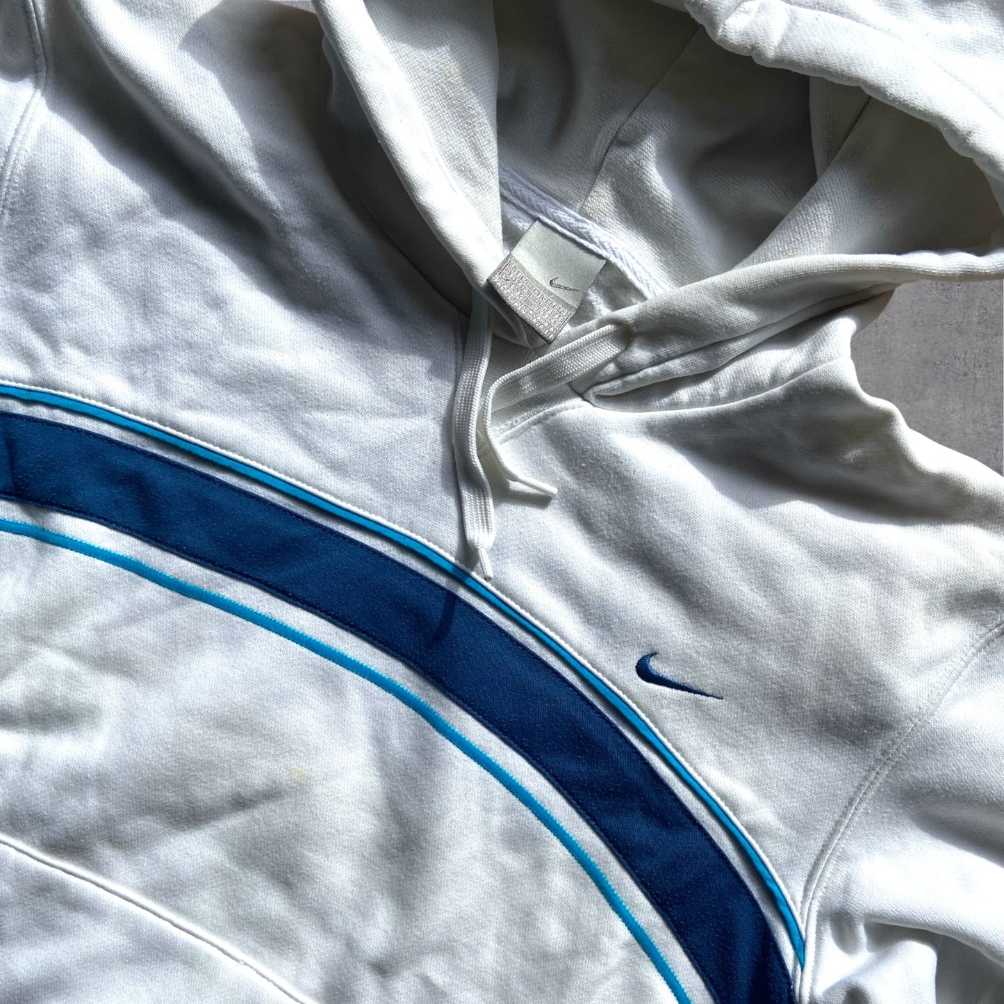 VINTAGE Nike 2000s Silver Tag Hoodie – Off-White/Navy – Damen Gr. M (Cropped Fit)