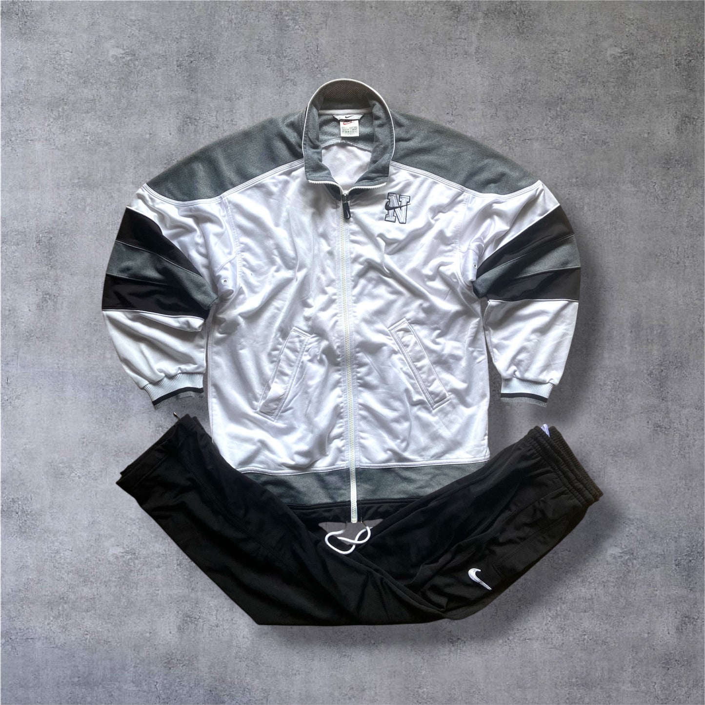 VINTAGE 90s Nike White Tag Tracksuit – Monochrome Grey Scale – Backprint – Gr. S